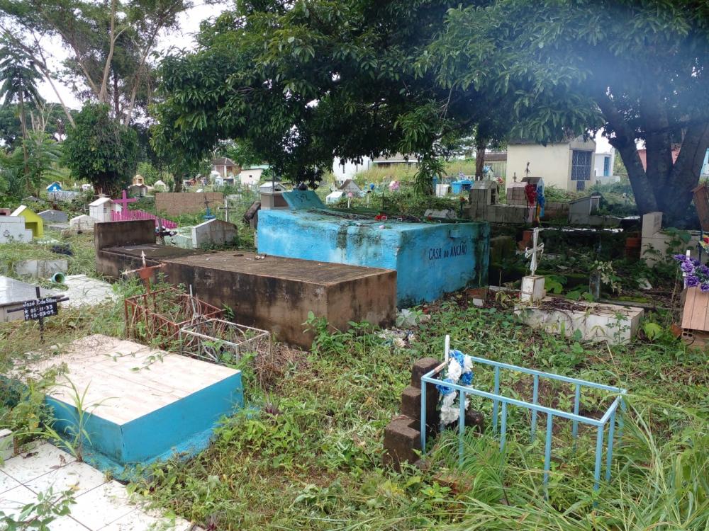 TRÊS MESES APÓS SER LIMPO, CEMITÉRIO VOLTA A SERVIR COMO DEPÓSITO DE LIXO; RESPONSÁVEL PELO SERVIÇO PEDE COLABORAÇAO DO POVO