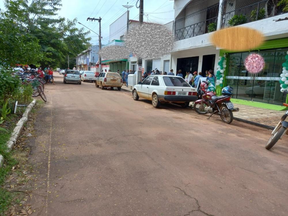 GUAJARÁ NOTÍCIAS FLAGRA IMENSA FILA EM AGÊNCIA BANCÁRIA EM GUAJARÁ - MIRIM, EM PLENA PANDEMIA.