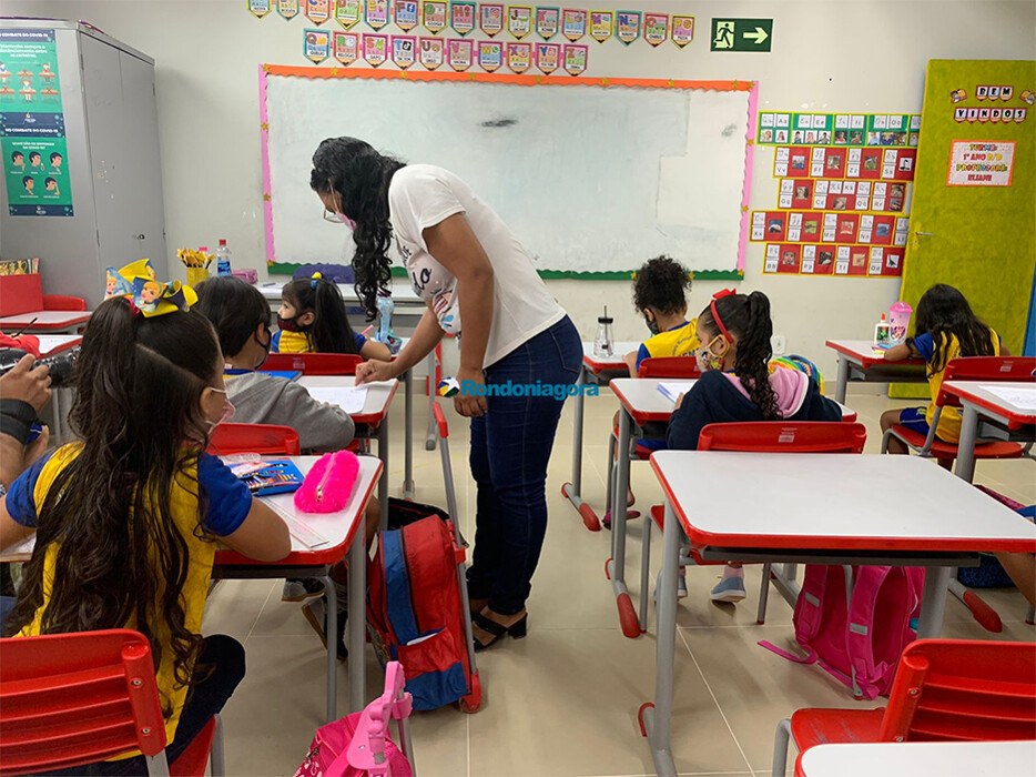 Aulas da rede municipal começam, mas falta de transporte pelo estado deixa mil crianças sem escola