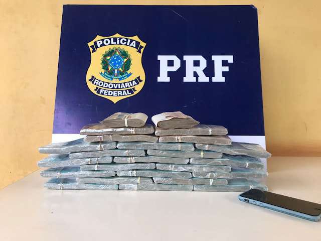 PRF apreende R$ 200 mil em dinheiro em compartimento de carro