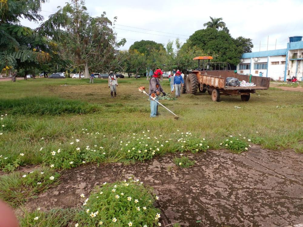 Prefeitura em ação: efetuada limpeza de pátio do Palácio Pérola do Mamoré