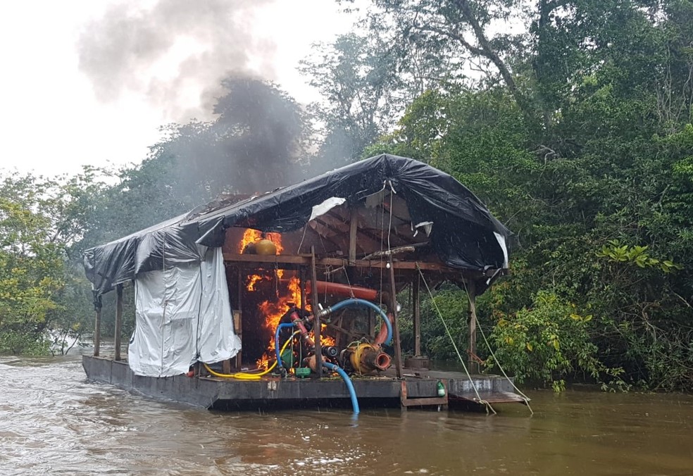 SUBMERSO – 12 dragas são destruídas em operação para combater garimpo de ouro em Rondônia