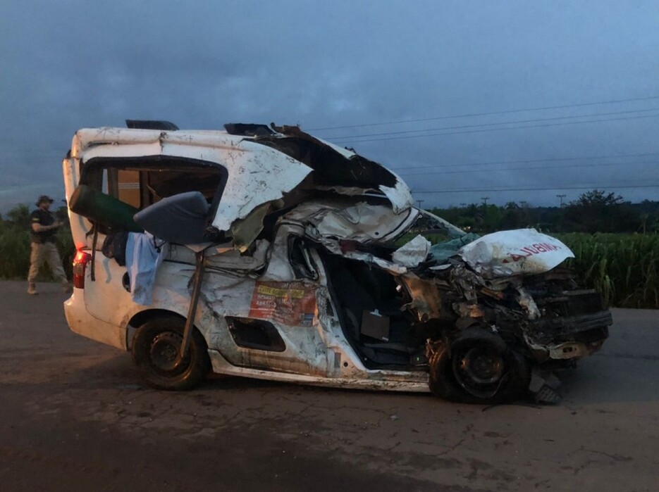 Enfermeira morre após colisão entre ônibus e ambulância