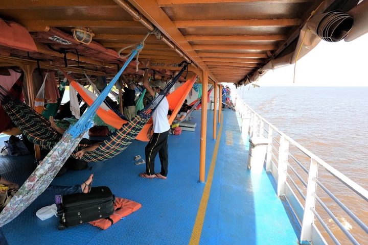 Homem que curtia passeio em barco é preso com mala cheia de drogas