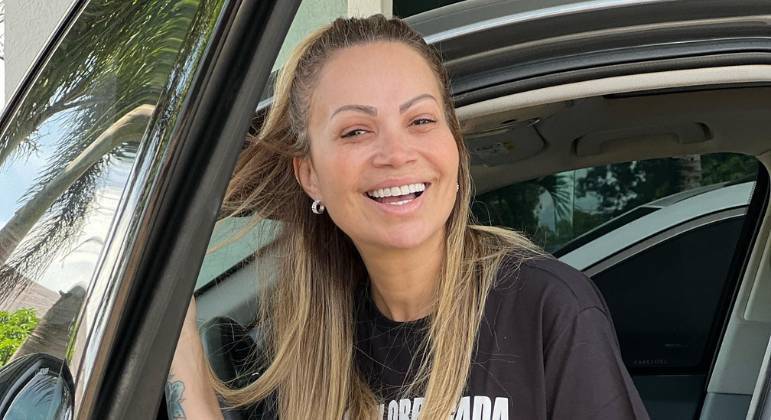 Solange Almeida revela vício em cigarro eletrônico e alerta: ‘Meu pulmão ficou lascado’