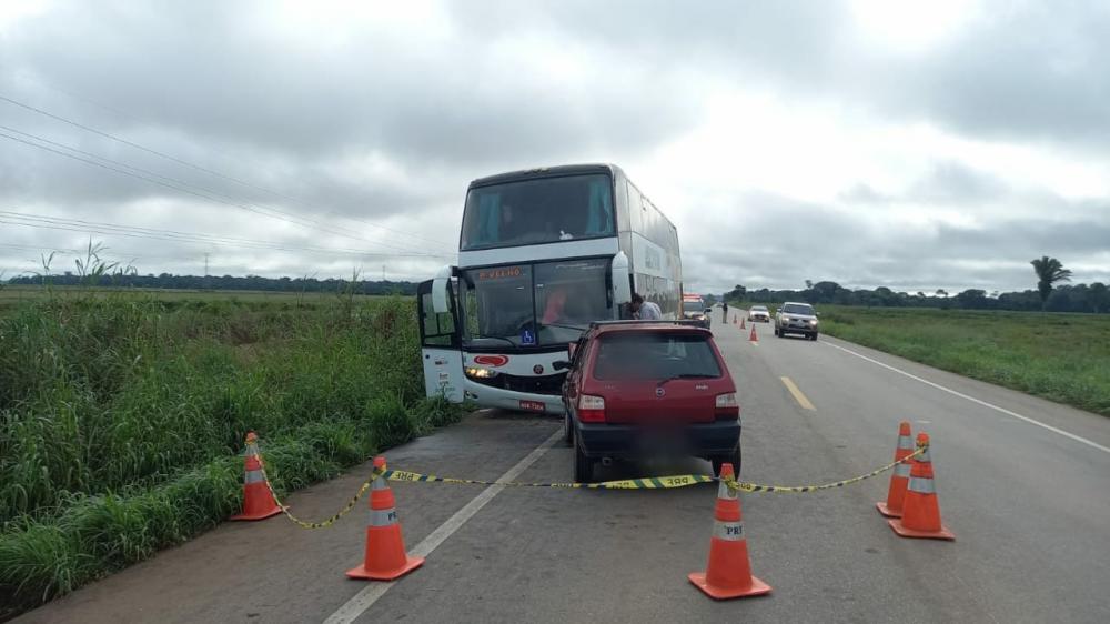 Colisão entre ônibus e carro deixa motorista morto na BR-364