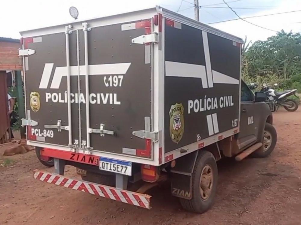 Pai escuta tiros e encontra filho de 19 anos morto em frente de casa