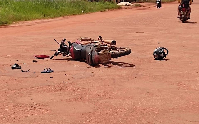 Motociclista invade preferencial e causa colisão com outro veículo; vítima sofreu fratura exposta