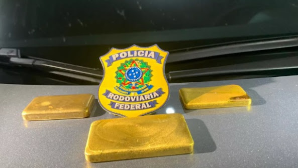 Três barras de ouro são encontradas dentro de carro de luxo em Guajará-Mirim