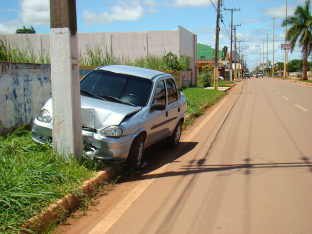 Mulher passa mal no volante e veículo bate em poste na avenida 15 de Novembro.