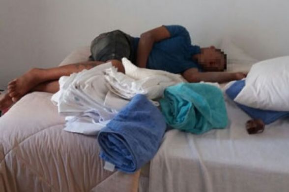Homem entra em residência para roubar se alimenta e acaba dormindo