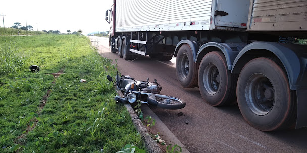 Moto é arrastada por carreta após acidente na BR 425 em Guajará-Mirim