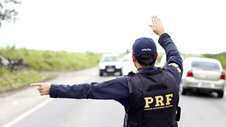 APREENDIDO, 6,780 KG DA SUBSTÂNCIA ILÍCITA CLORIDRATO DE COCAÍNA, TRANSPORTADO POR UM SENHOR DE 40 ANOS.