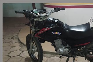 Moto roubada em evento é recuperada durante troca de tiros no igarapé do 1º no bairro Triângulo em Guajará-Mirim
