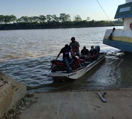 Policiais trocam tiros e moto é recuperada dentro de embarcação no porto do SENAG em Guajará-Mirim