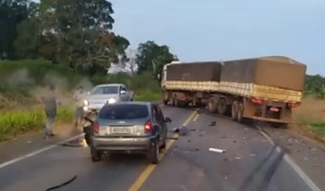 Duas pessoas morrem em colisão frontal entre Celta e carreta na BR-364