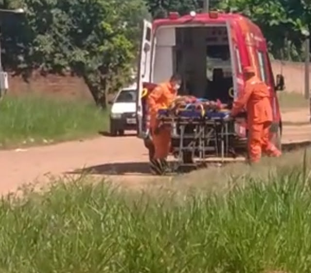 Homem é encontrado esfaqueado em cima da cama; a vítima faleceu durante atendimento no Hospital Regional