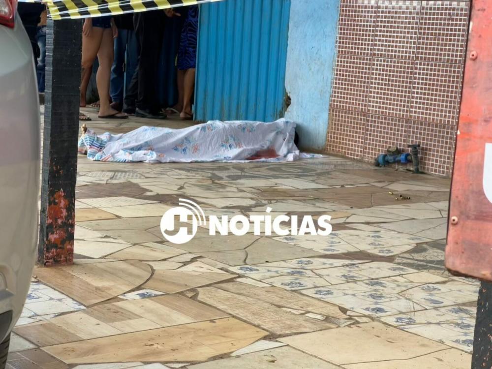 Apenado é executado com vários tiros na cabeça em frente à conveniência em Porto Velho