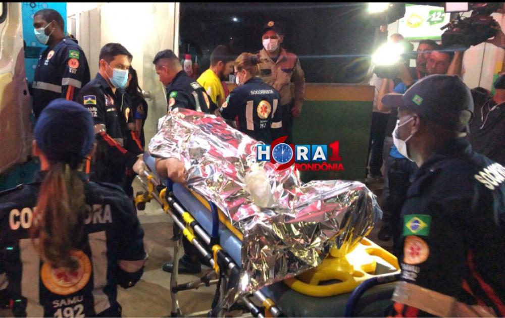 Dupla em motocicleta tenta executar jovem com tiro na barriga