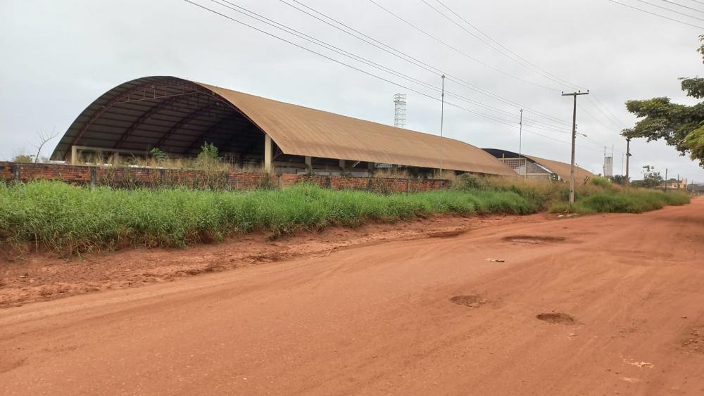GALPÕES CONSTRUÍDOS PARA OS BOIS BUMBAS ESTÃO ABANDONADOS AO LADO DO BUMBODROMO