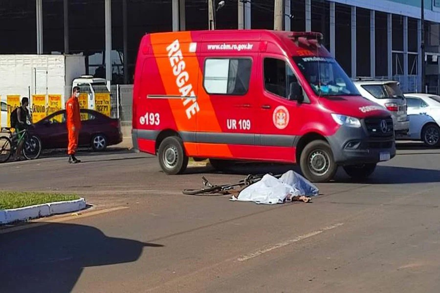Ciclista morre esmagado por caminhão de lixo em Rondônia