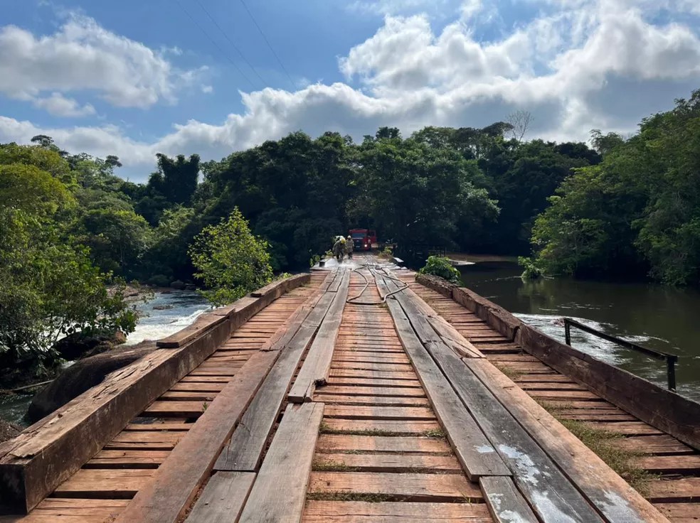 Ponte do rio Preto é incendiada uma semana após acidente que matou irmãos afogados