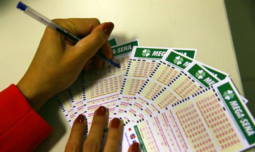 Mega-Sena acumulada em R$ 52 milhões: quanto rende na poupança?