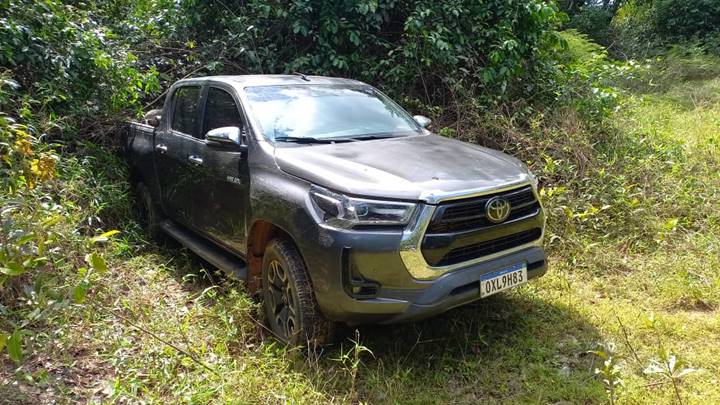 Polícia prende suspeito de participar do sequestro a família no distrito de Extrema, e localiza Hilux roubada