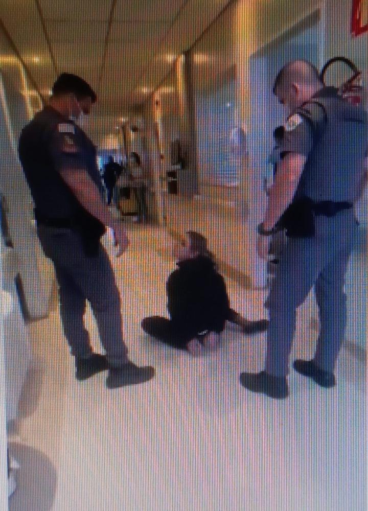 Vídeo está viralizando no WhatsApp e já rodou o Brasil inteiro. Mulher em um hospital na cidade de Araraquara chama o policial de bosta e...