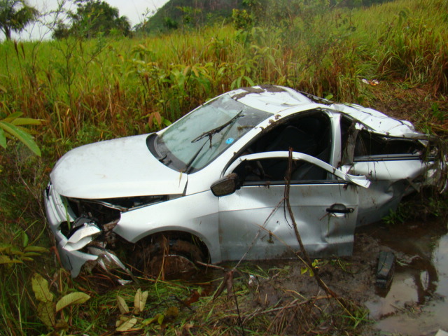 Veículo capota na BR 425 e deixa funcionário da TV Guajará, ferido.