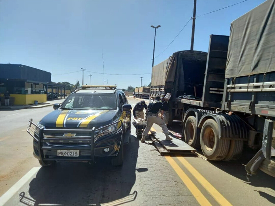 PRF apreende 165 quilos de cloridrato de cocaína em carreta, na BR-364