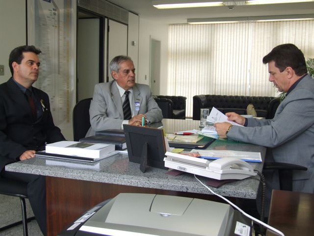 Senador Ivo Cassol recebe prefeito e vereadores em audiência