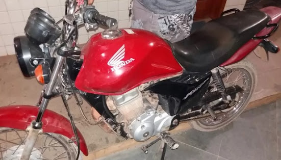 Moto é recuperada pela Polícia no ramal do Zé Arteiro na área da Comara em Guajará-Mirim
