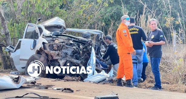 Motorista invade pista contrária e bate de frente com carreta; duas pessoas morreram na hora
