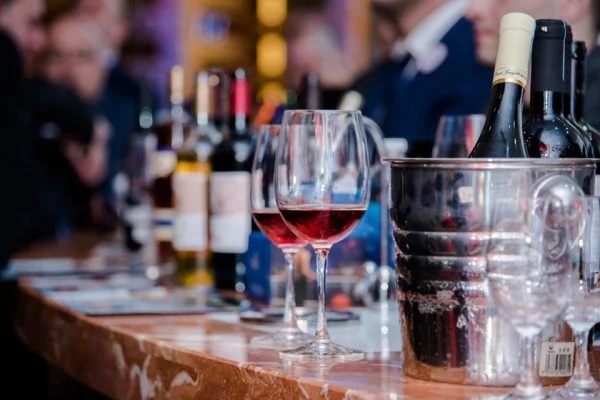 Beber demais apressa relógio biológico e envelhecimento, diz estudo