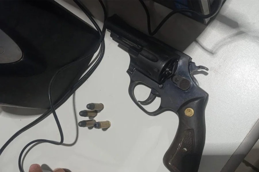 Após denúncia, Polícia flagra homem com revólver na cintura enquanto tomava cerveja