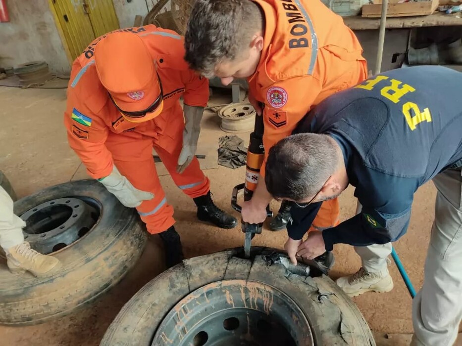 PRF aprende quase 200 quilos de cocaína em pneus de caminhão