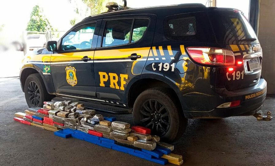 PRF apreende mais de 145 quilos de maconha e prende casal na BR-364