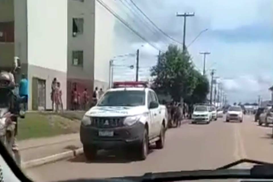 Jovem é baleado durante tiroteio entre facções no Orgulho do Madeira
