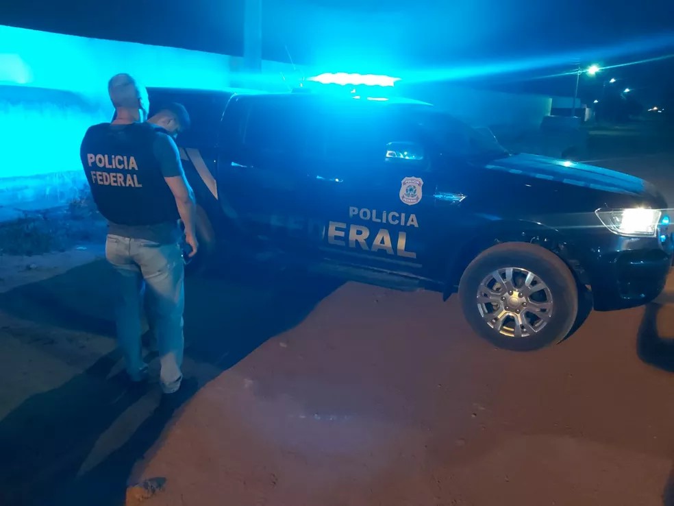 Operação da PF em Guajará-Mirim, RO, foca em grupo criminoso suspeito de levar drogas para a capital.