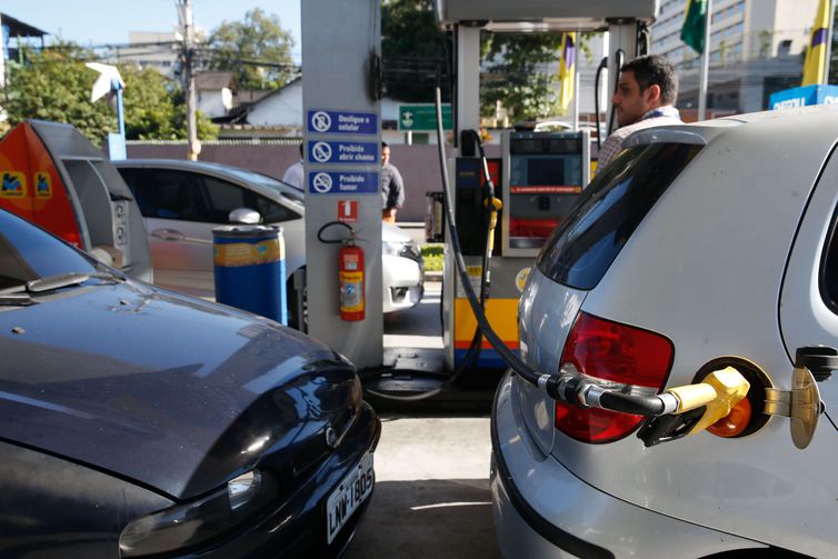 Mulher abastece carro em posto de combustível e foge sem pagar em Porto Velho