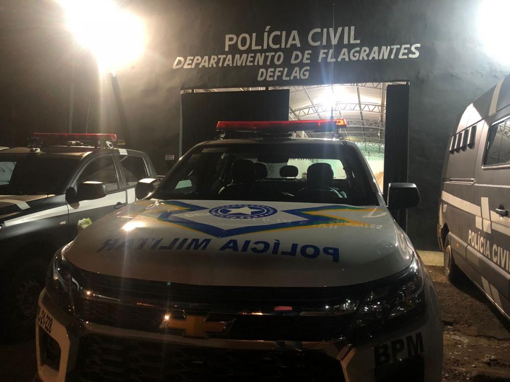 Adolescente é atacada a pauladas, chutes e socos após ver Facebook do namorado