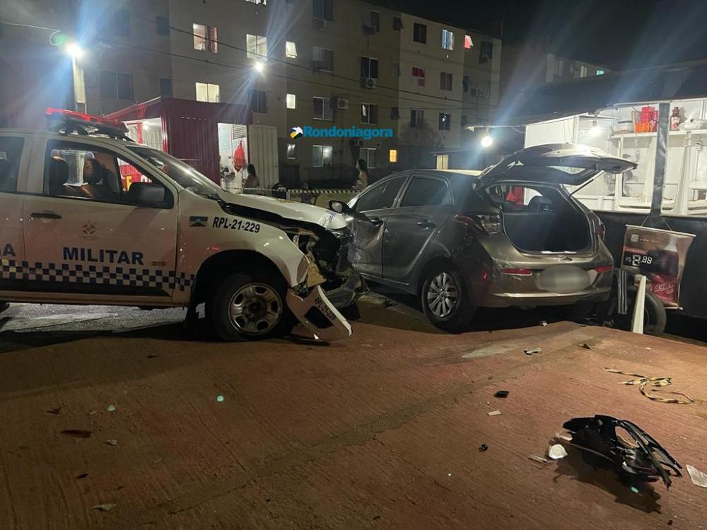 Criminosos são presos após roubo e fuga; viatura bate em carro onde bandidos estavam