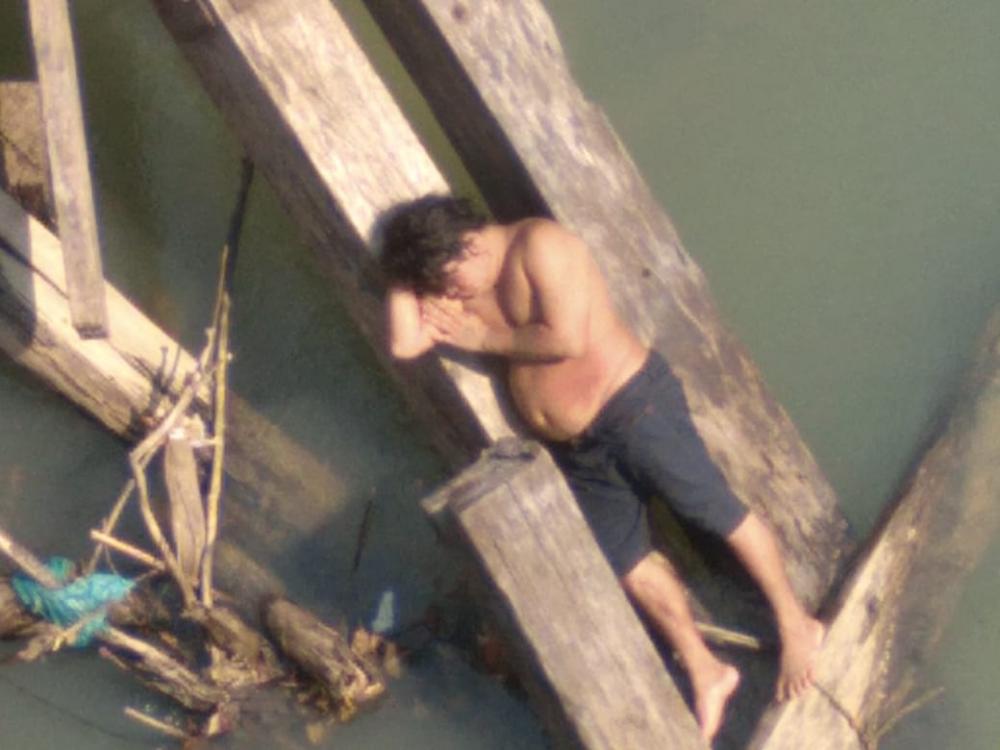 Homem se joga em rio e acaba dormindo em baixo de ponte em Porto Velho