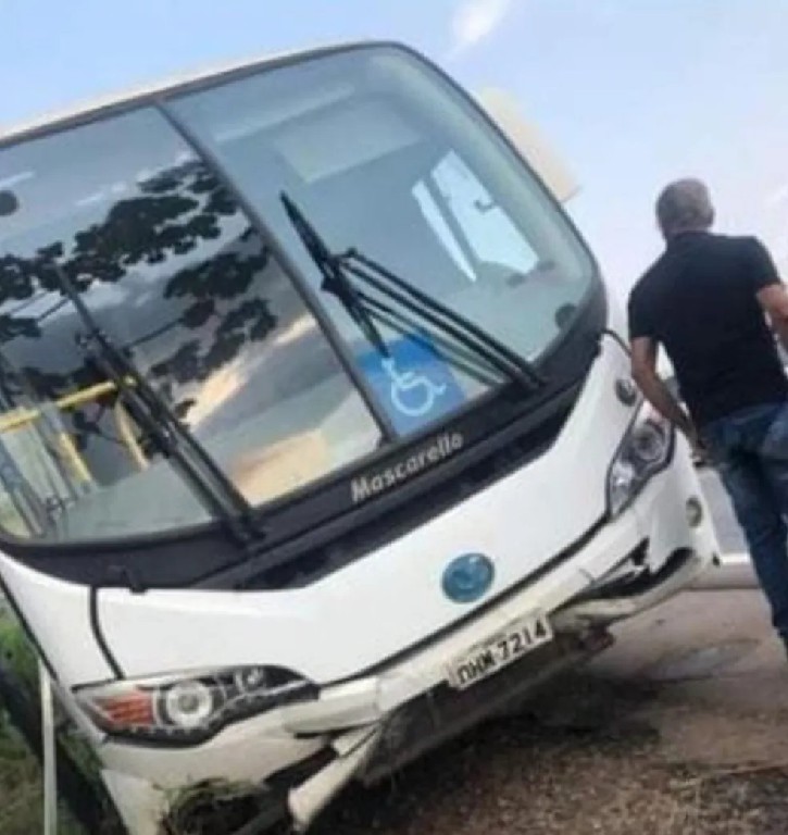 Mais de 40 pacientes sofrem acidente de ônibus na BR-364 entre Jaru e Ariquemes, RO
