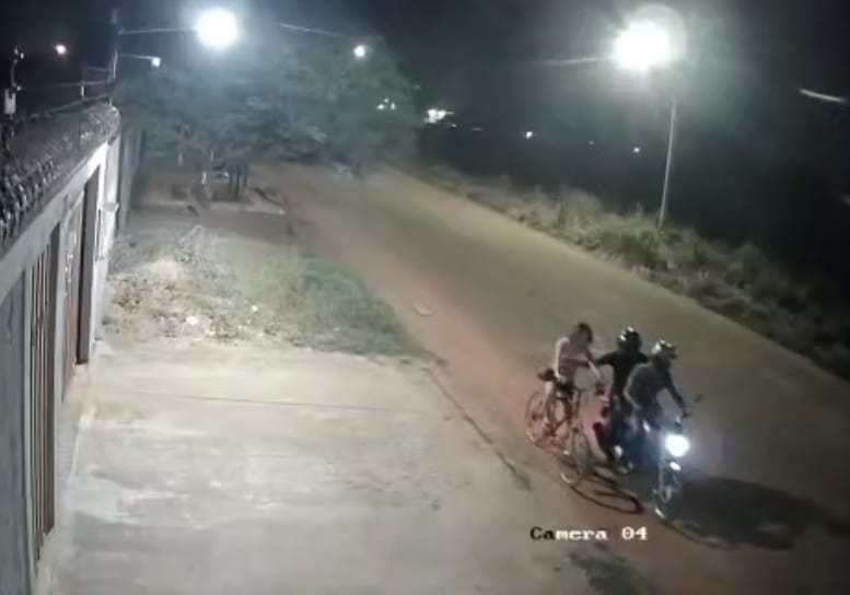 MULHER TEM BOLSA ROUBADA POR LADRÕES QUE ESTAVAM EM MOTOCICLETA EM GUAJARÁ-MIRIM.