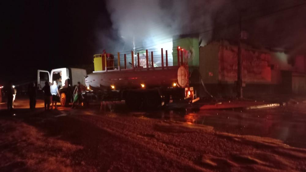 INCÊNDIO DE GRANDES PROPORÇÕES ATINGE PADARIA EM GUAJARÁ-MIRIM