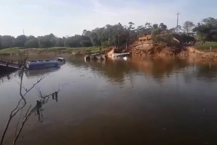 VÍDEO: Lancha que presenciou desabamento de ponte na BR-319 tenta ajudar vítimas, mas acaba afundando