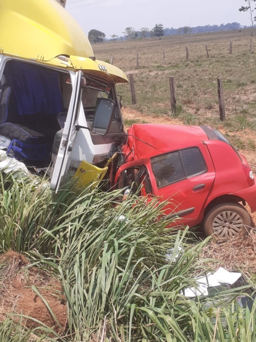 Casal de idosos morre presos às ferragens na BR-364 após colisão entre carro e caminhão