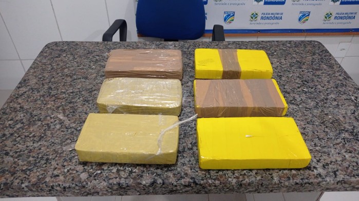 PM apreende seis quilos de cocaína e crack em carro, na BR-364
